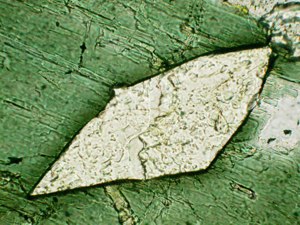 pleochroitischer hof um titanit