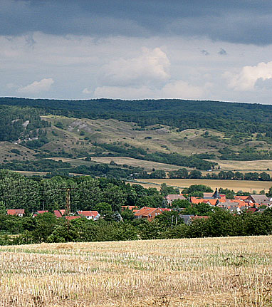 Kyffhäuser: Südhang, im Vordergrund Rottleben (Blick nach Nordosten)