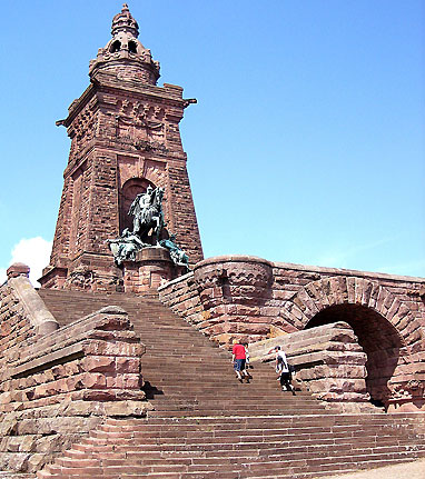 Kyffhäuserdenkmal: Reiterstandbild und Barbarossafigur (Blick nach Nordwesten)