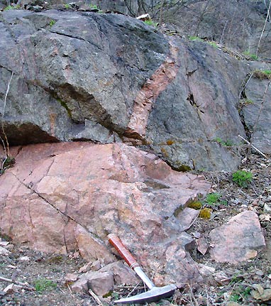 Roter Gang im Biotit-Hornblende-Gneis