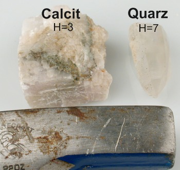 Ritzprobe mit Kalzit (links) und Quarz (rechts) auf Geologenhammer