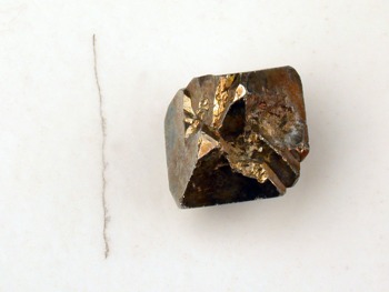 Strichfarbe eines Pyritkristalls